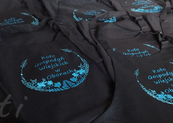 Haft na fartuszkach.